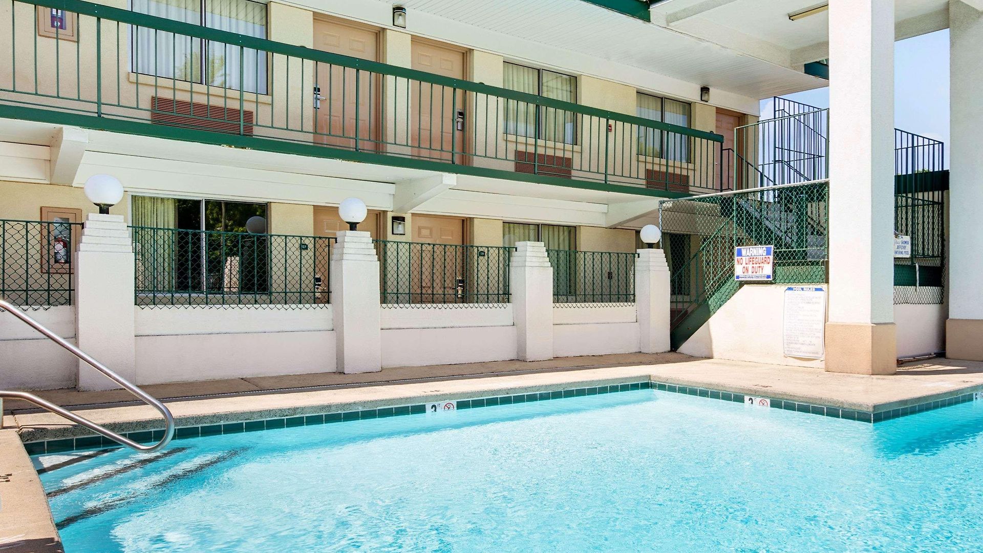 Super 8 By Wyndham Downtown Area Motel