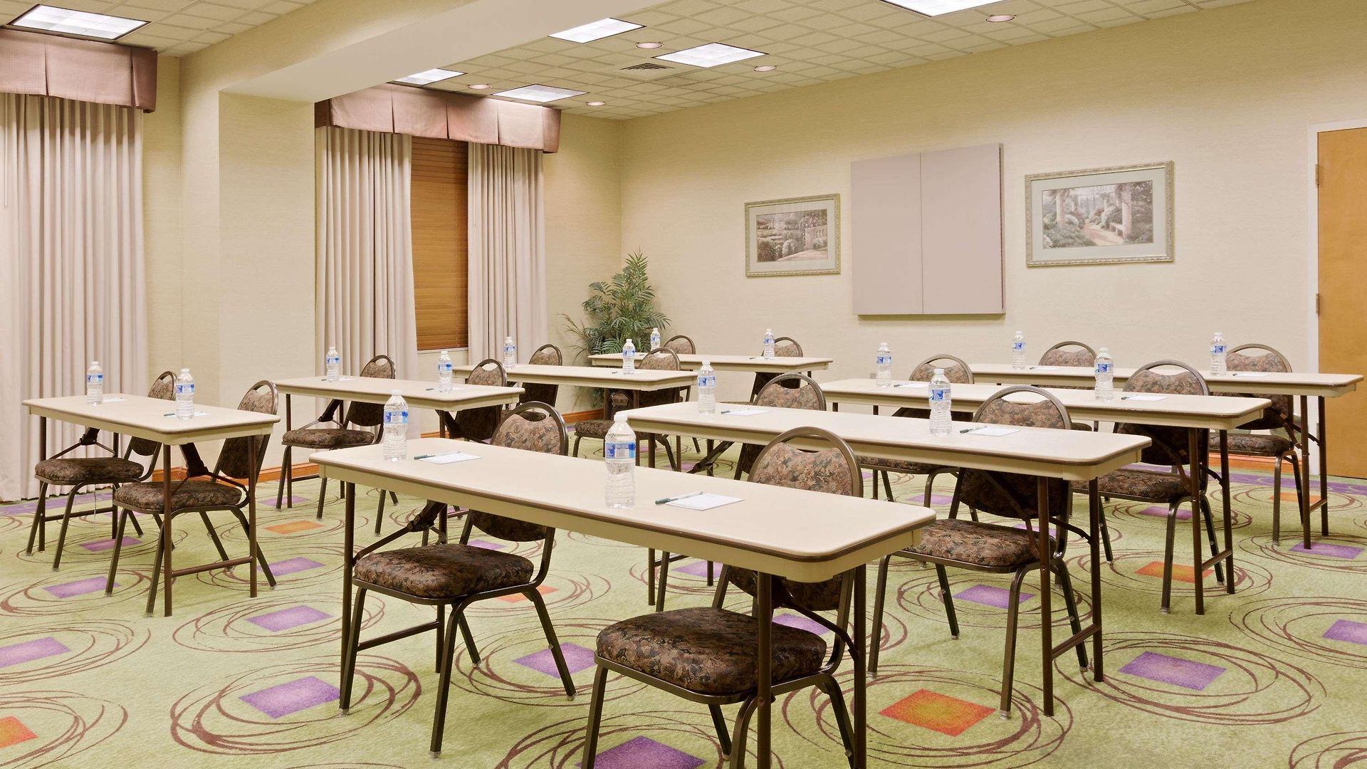 Wingate By Wyndham Airport Hotel
