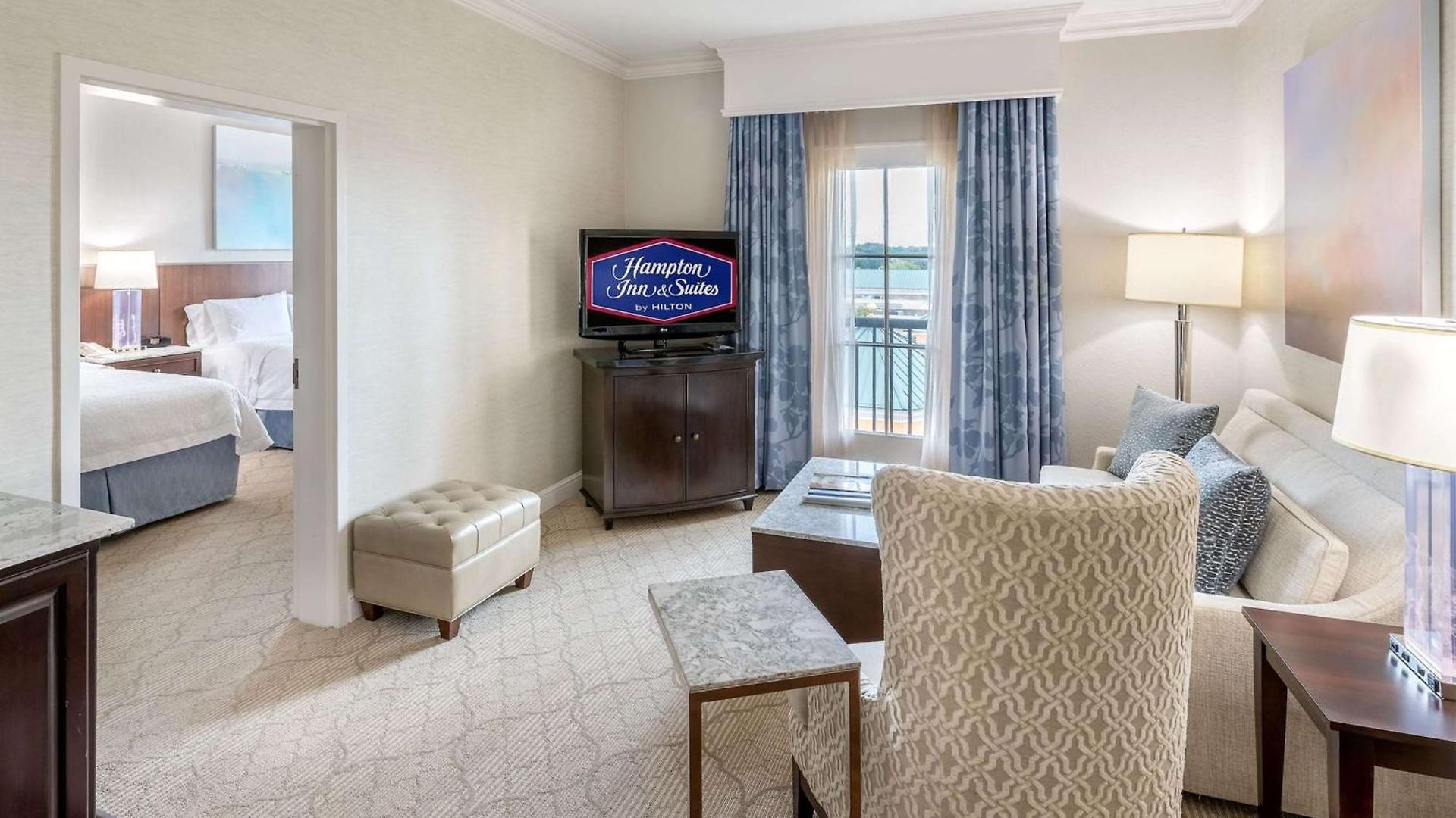 Hotel Hampton & South Park At Phillips Place 3*