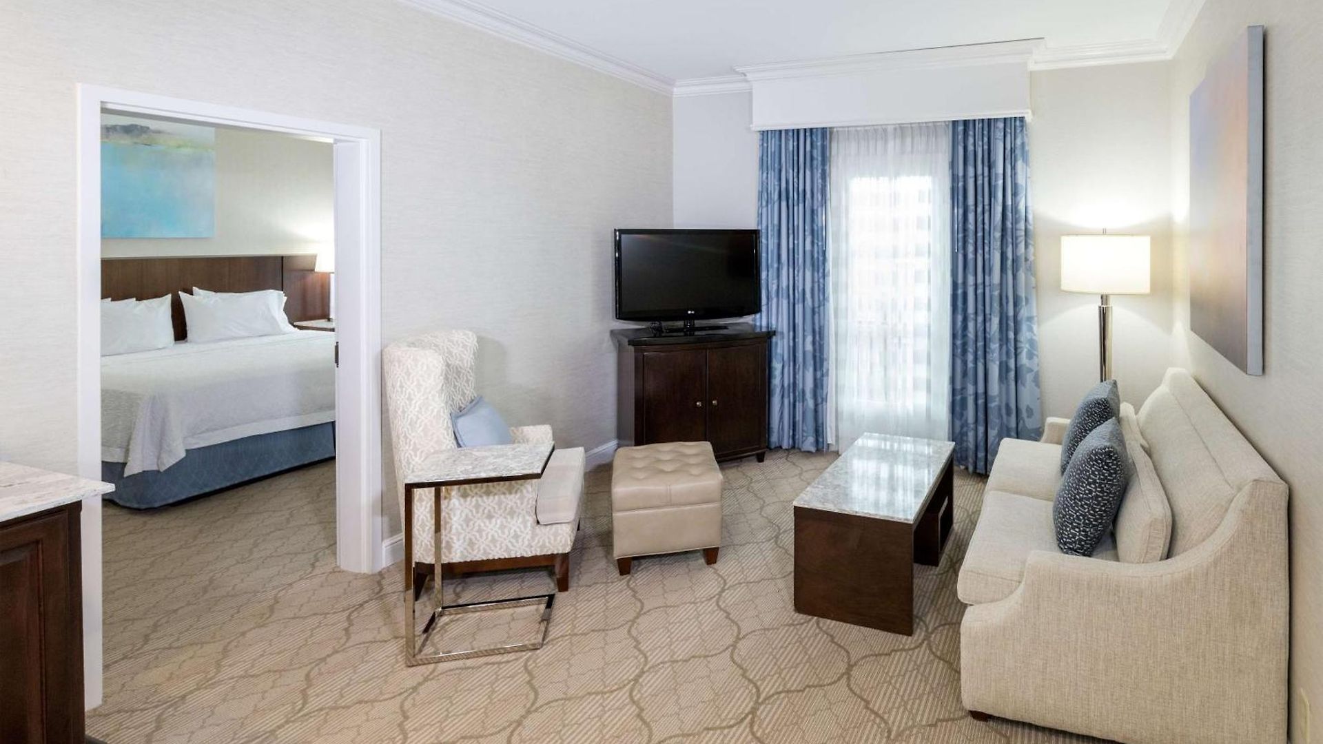 Hotel Hampton & South Park At Phillips Place 3*