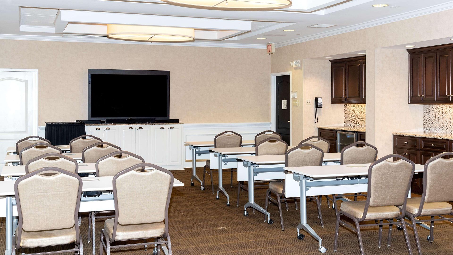 Hotel Hampton & South Park At Phillips Place 3*
