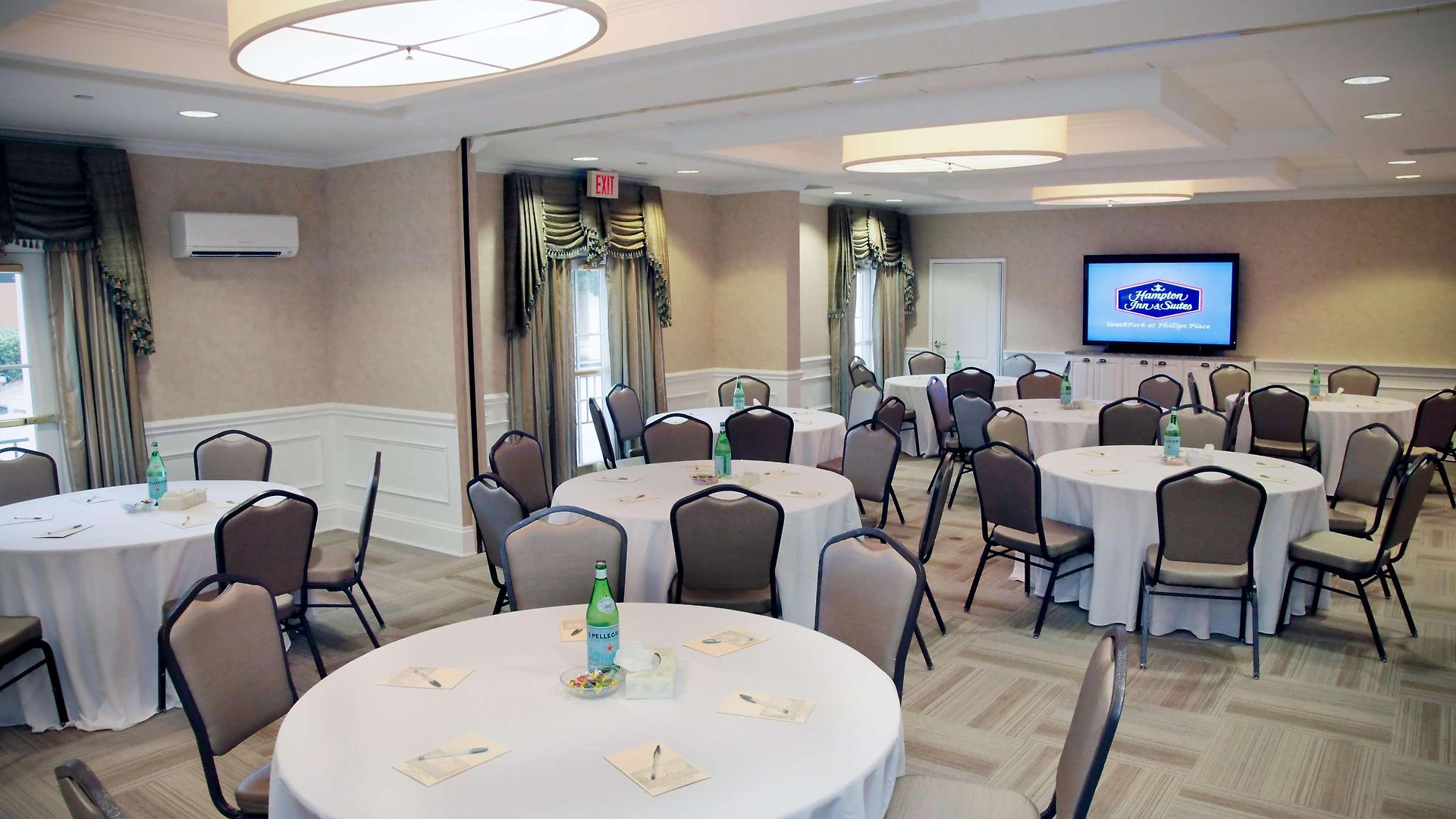 Hotel Hampton & South Park At Phillips Place 3*