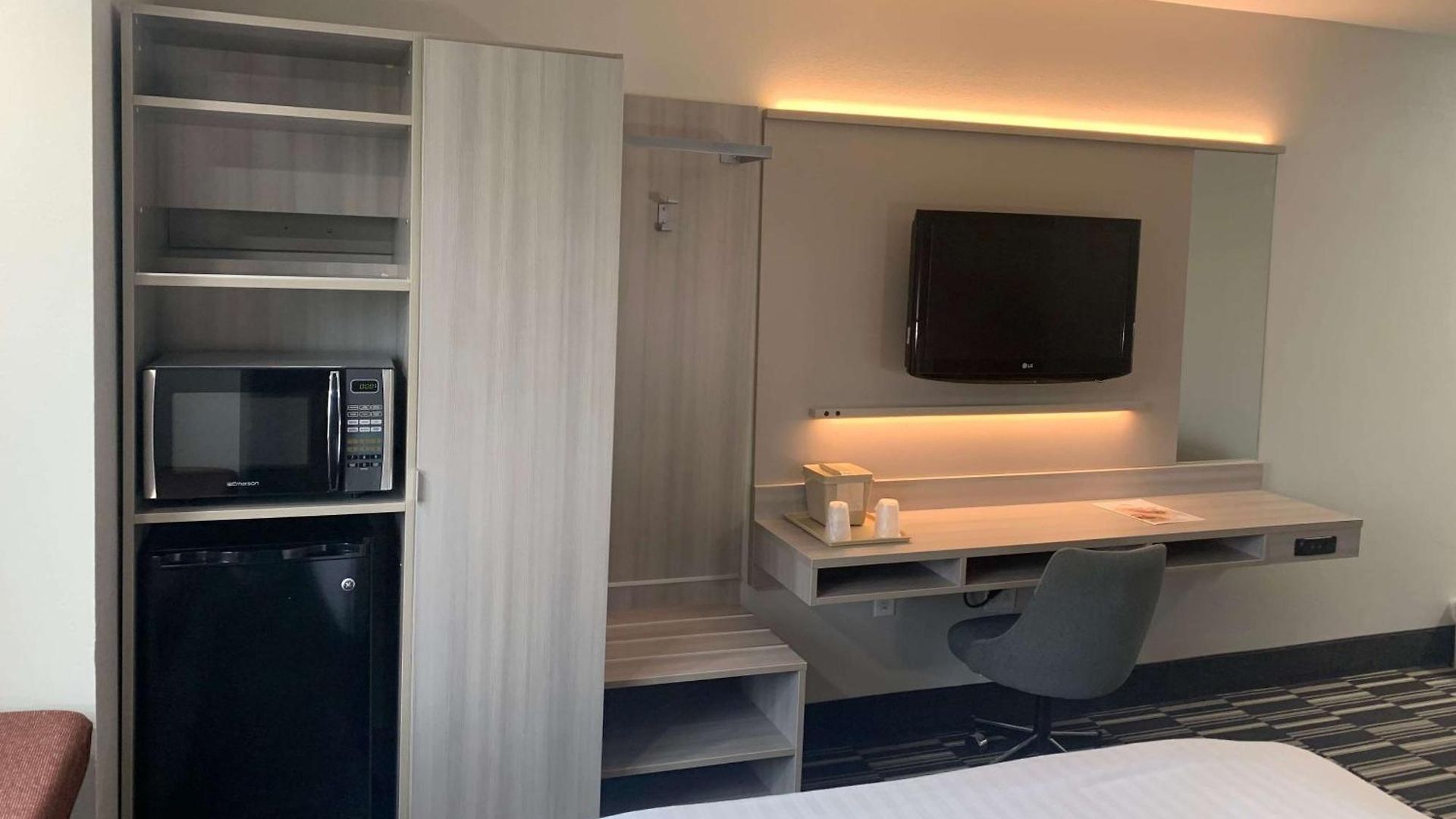 Hotel Microtel By Wyndham Airport