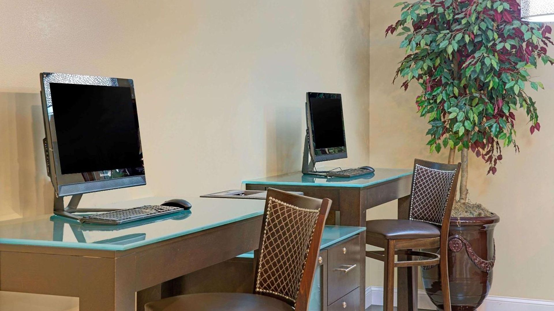 Hotel Ramada Plaza By Wyndham South End Airport 3*