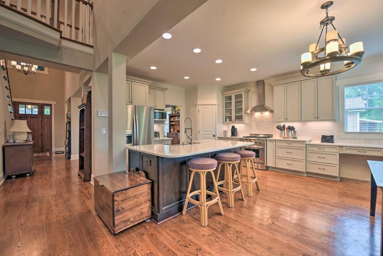 2 Mi To Dtwn: In Noda District Near Unc! *