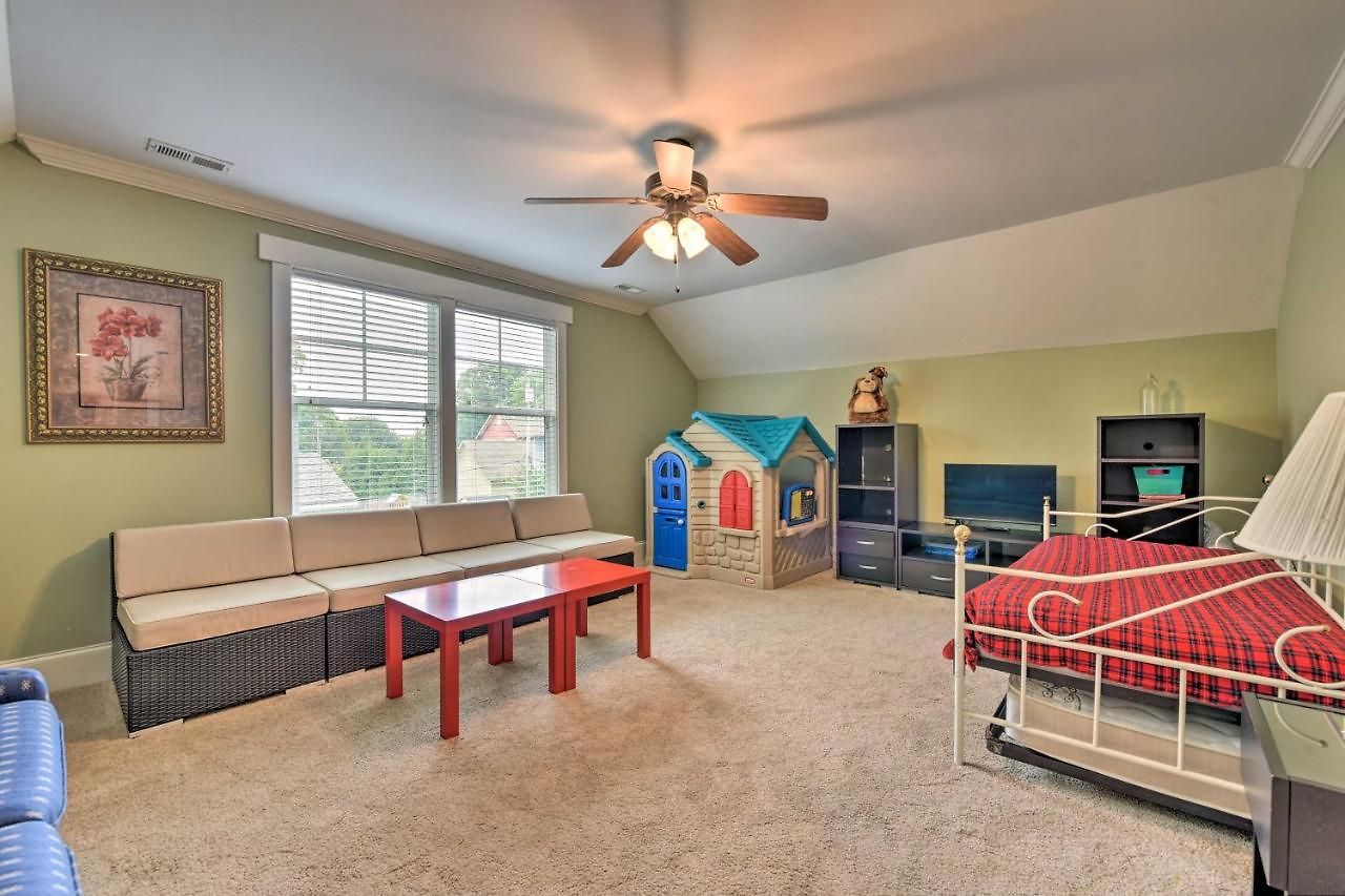 Holiday home 2 Mi To Dtwn: In Noda District Near Unc! Charlotte