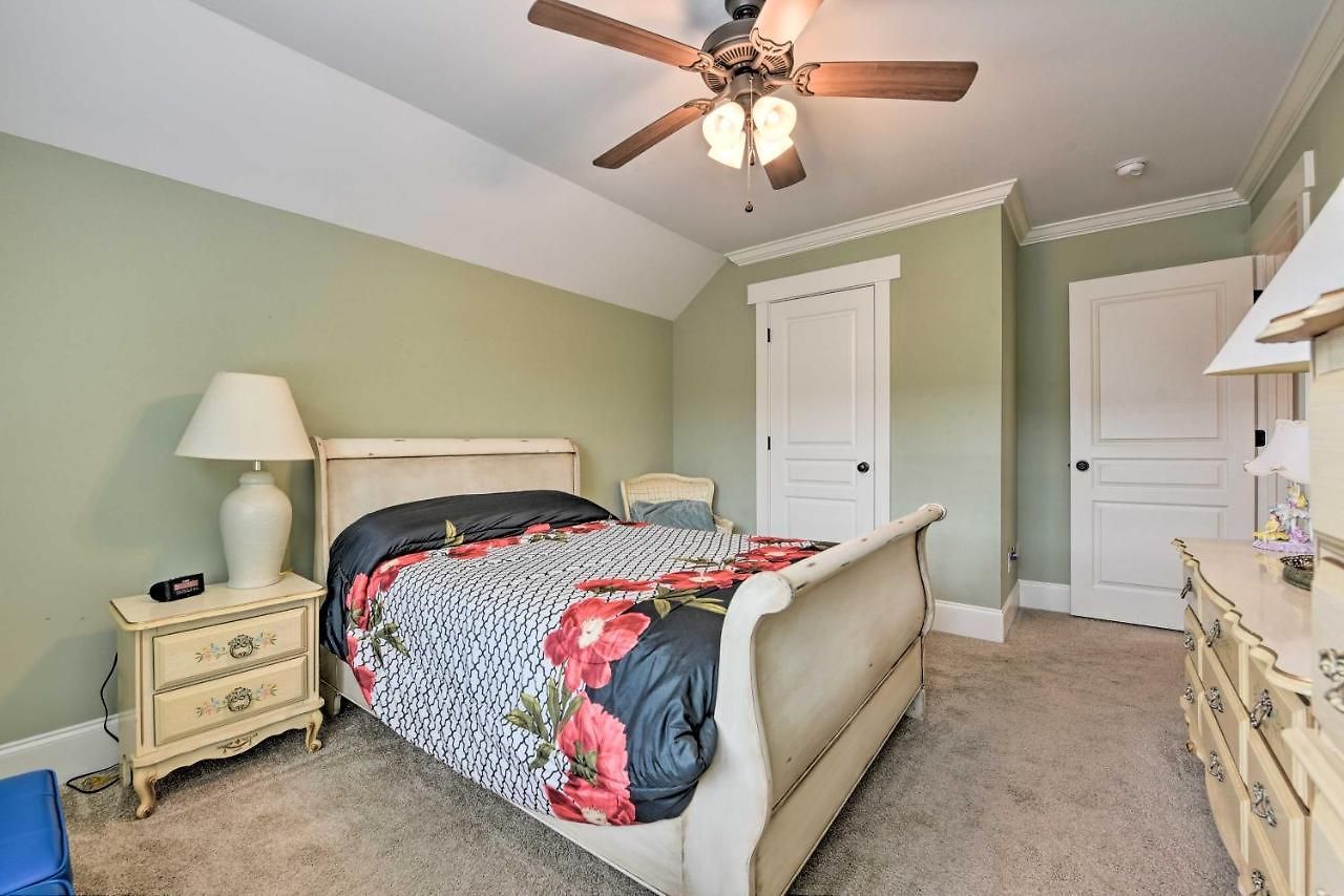 Holiday home 2 Mi To Dtwn: In Noda District Near Unc! Charlotte