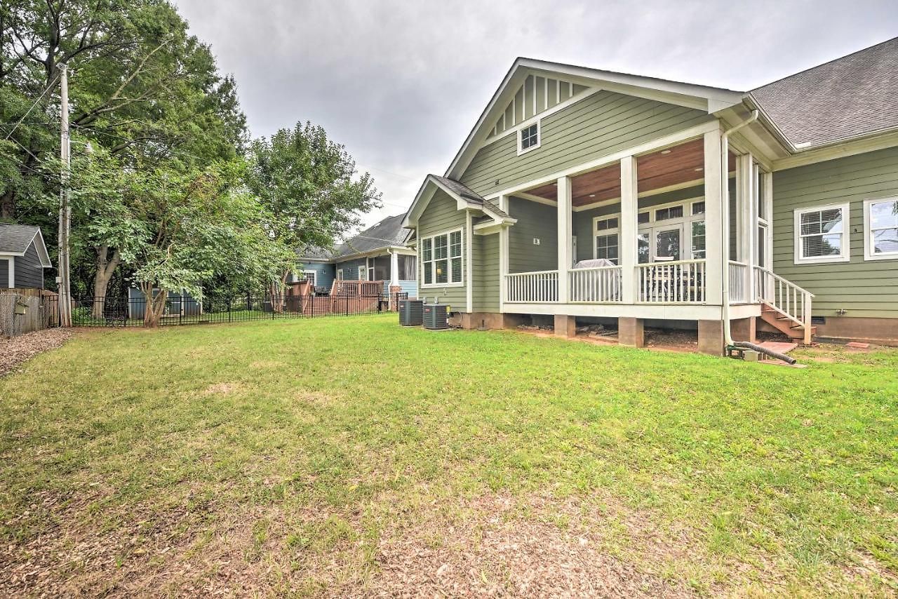 Holiday home 2 Mi To Dtwn: In Noda District Near Unc! Charlotte