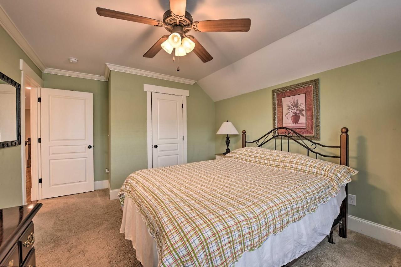 Holiday home 2 Mi To Dtwn: In Noda District Near Unc! Charlotte