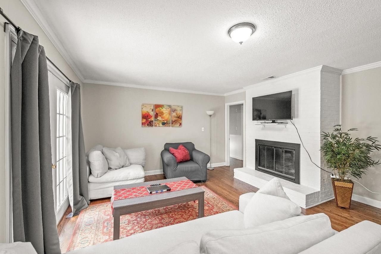 Charming, Cozy Close To Uptown, Airport & Whitewater Center Holiday home
