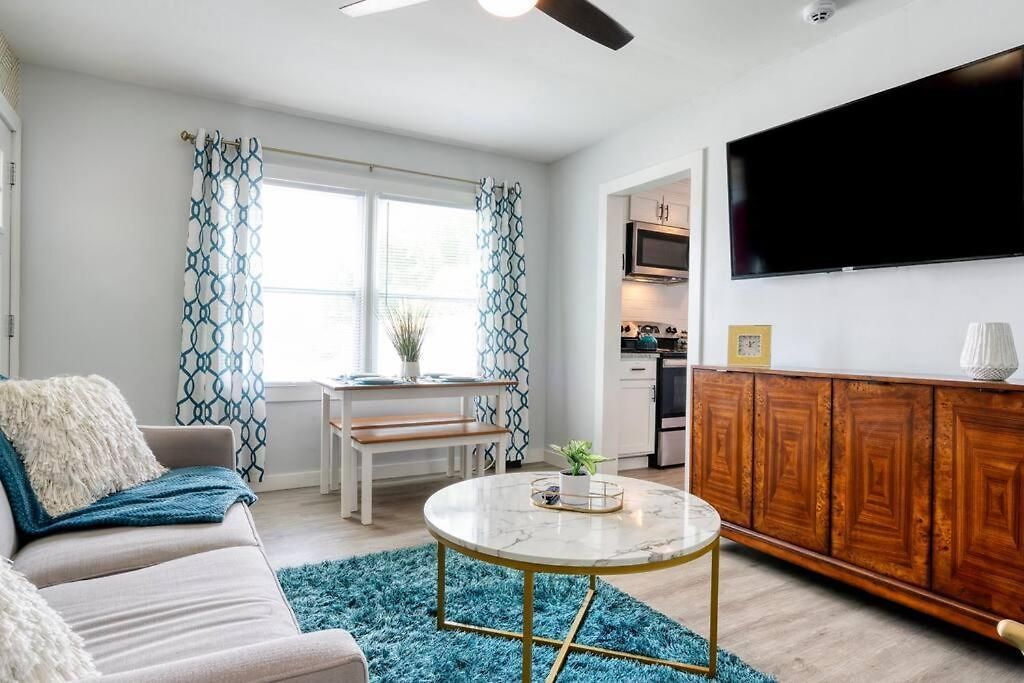 2br 1ba Duplex House King Beds Great For Small Groups Close To Uptown Attractions Apartment Charlotte