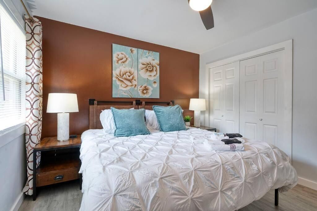 2br 1ba Duplex House King Beds Great For Small Groups Close To Uptown Attractions *