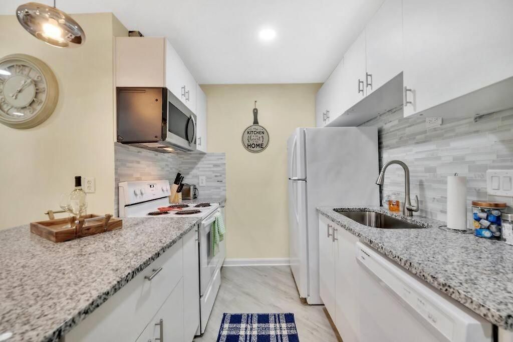 Cozy 2 Bedroom Duplex In Charlotte, Jacuzzi, Sleeps 6 2 Holiday home Charlotte
