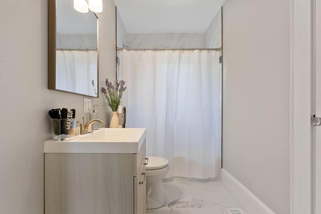 Cozy 4b Retreat Near Uptown King Beds Sleeps 12