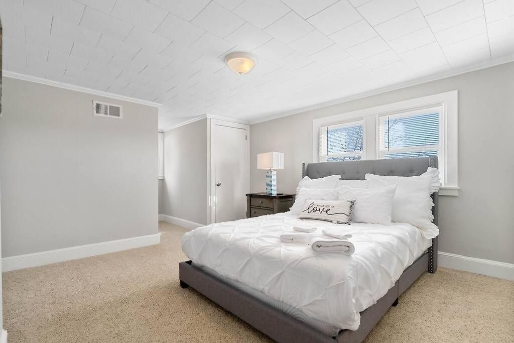 Holiday home Cozy 4b Retreat Near Uptown King Beds Sleeps 12 *