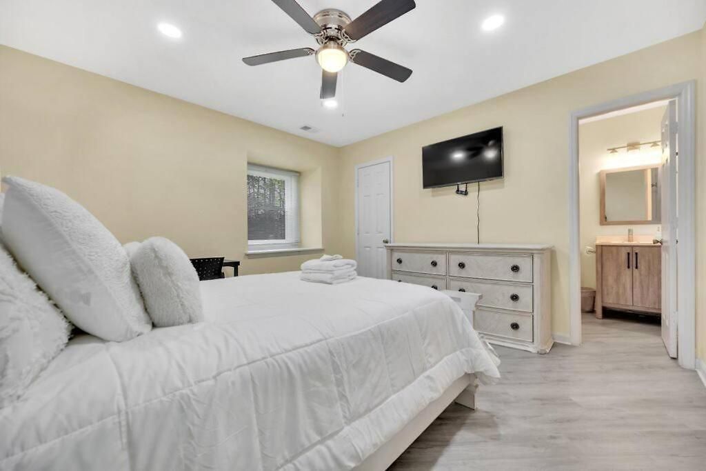 Cozy 2 Bedroom Duplex In Charlotte, Jacuzzi, Sleeps 6 2 *