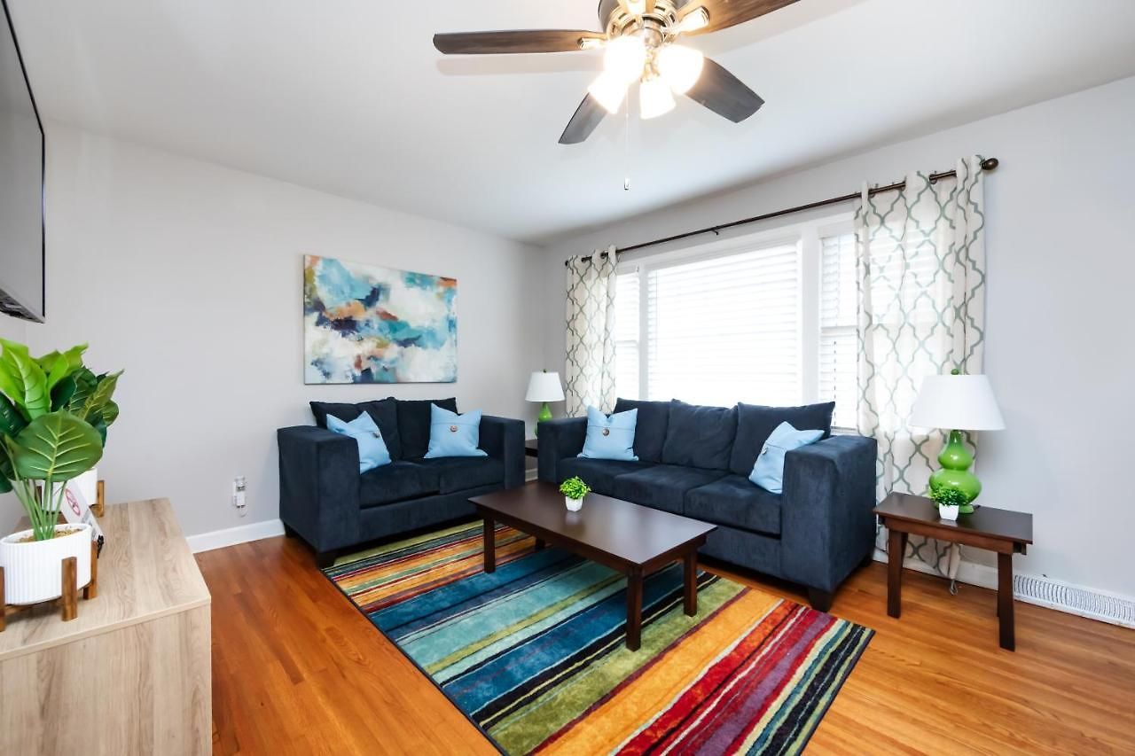 Roomy 3br 2 Bath Minutes To Uptown And Airport Ideal For Small Families Apartment *