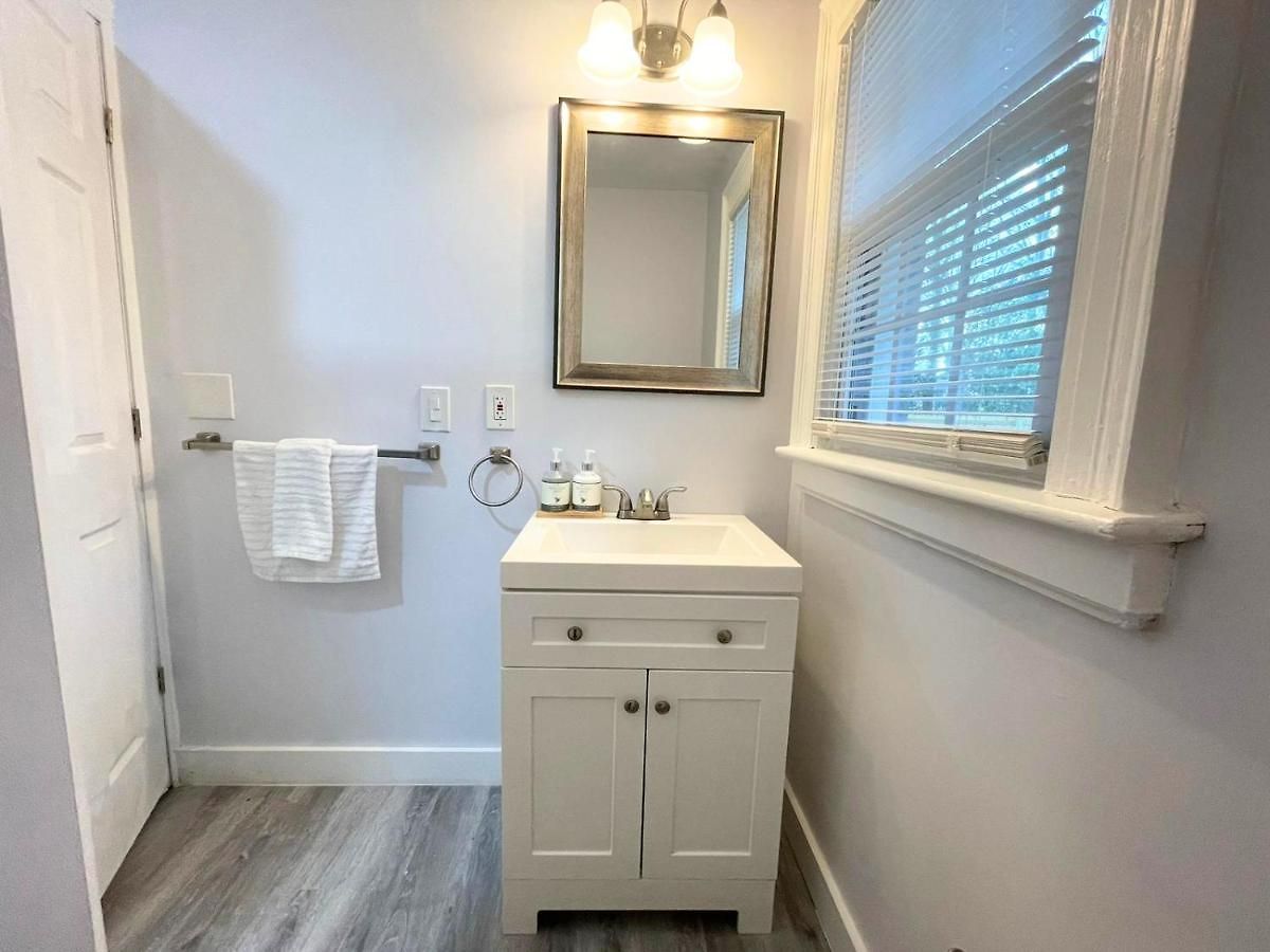 Charming 3 Bdrm In - 1 Mile To Uptown Holiday home *