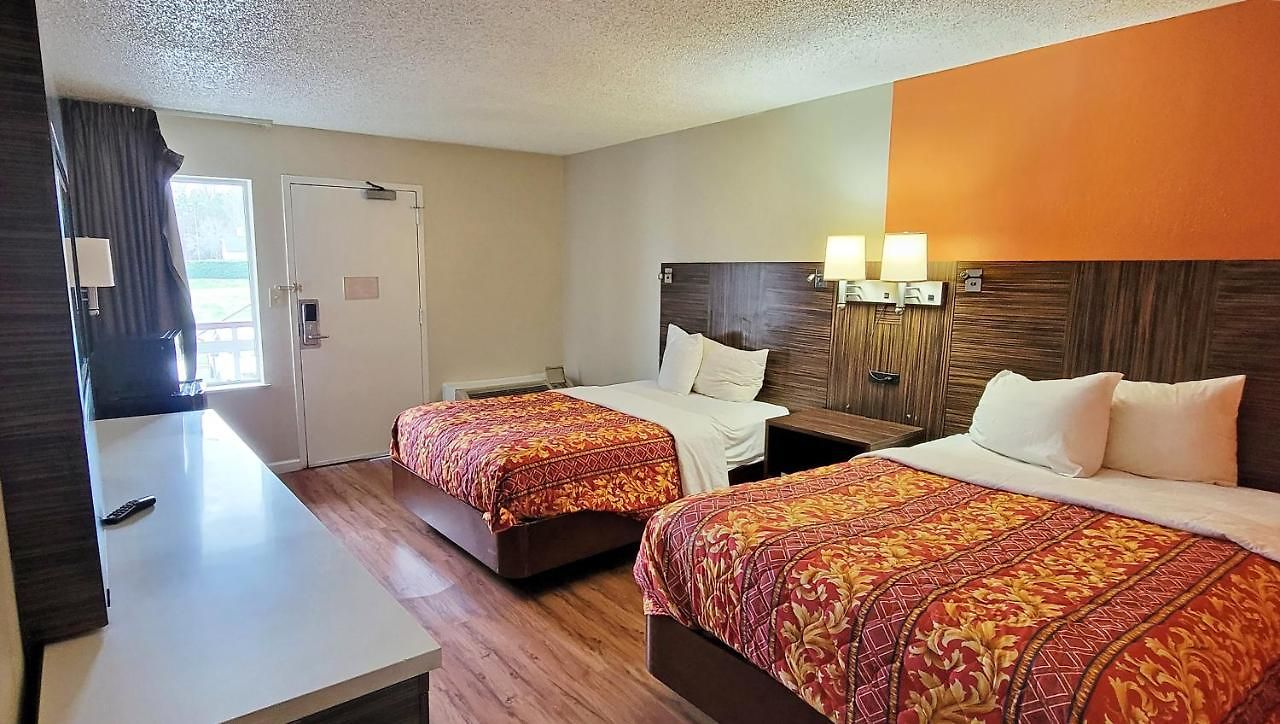 Motel & 4 Less Charlotte