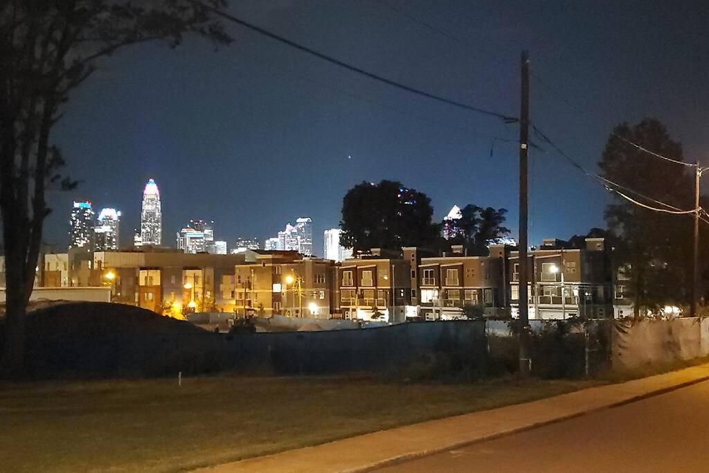 7, Sleep 6, Walk To Attractions In Uptown Apartment Charlotte