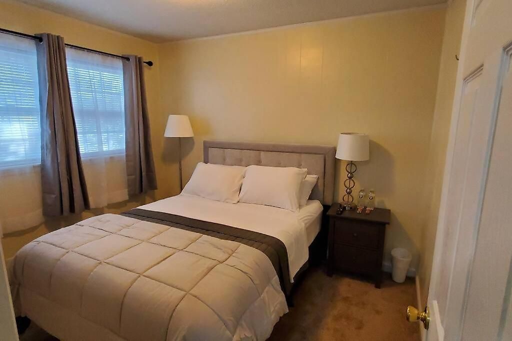 7, Sleep 6, Walk To Attractions In Uptown Apartment