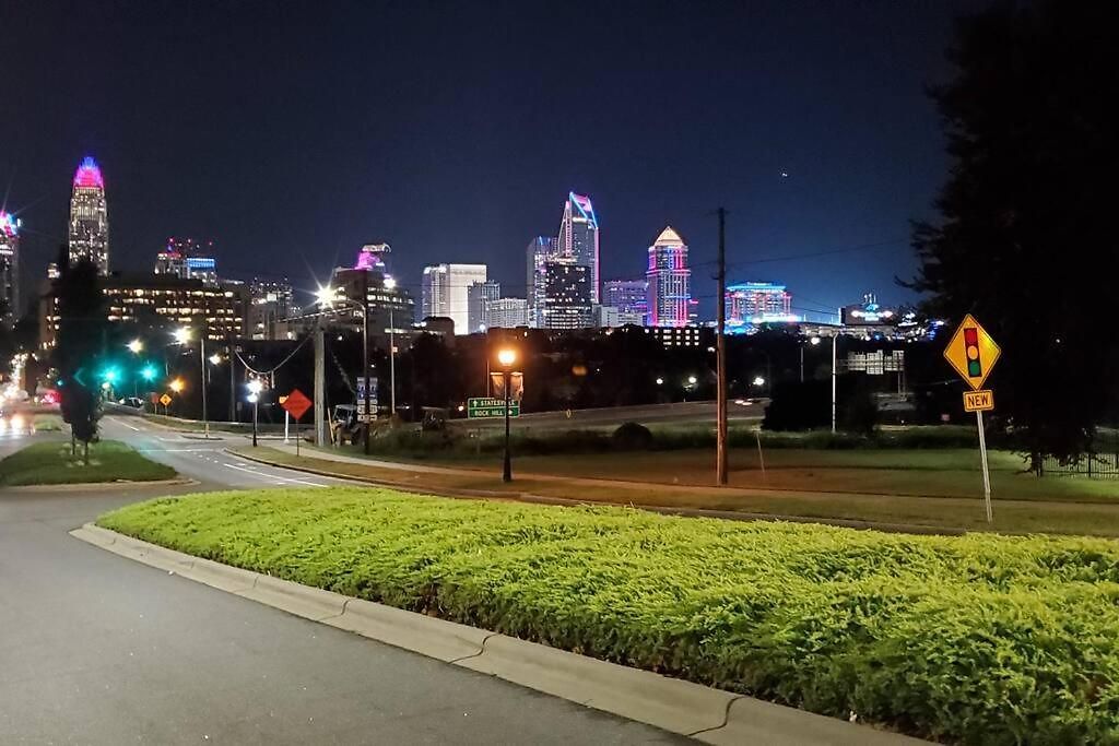 Apartment 4, Sleep 5, Walk To Attractions In Uptown *