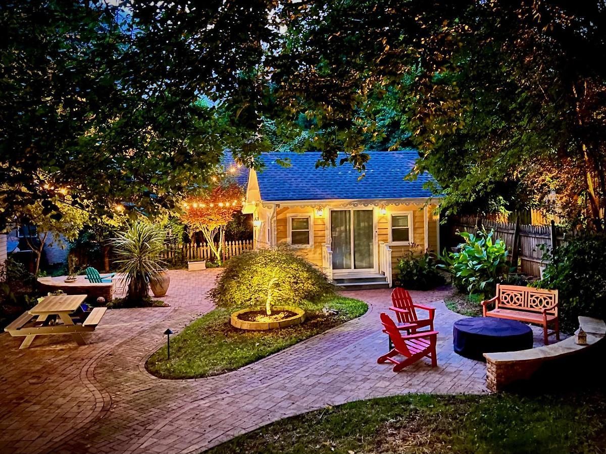 The Cozy Yellow In Dilworth 3*