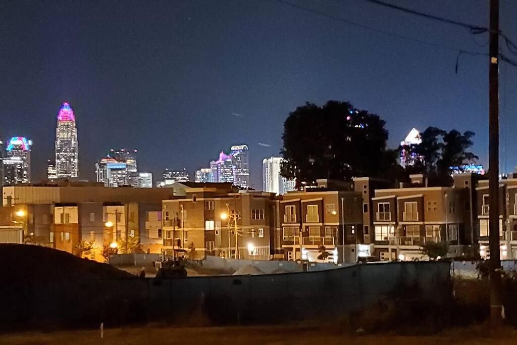 6, Sleep 3, Walk To Attractions In Uptown Apartment