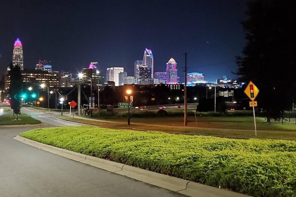 6, Sleep 3, Walk To Attractions In Uptown Apartment Charlotte