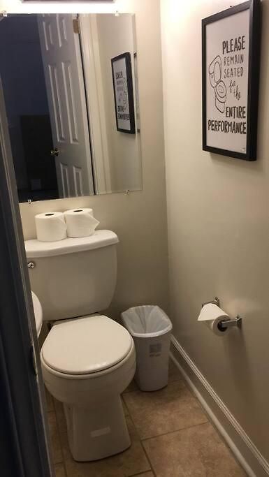 Apartment 6, Sleep 3, Walk To Attractions In Uptown *