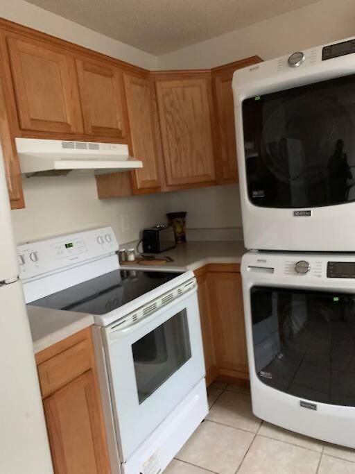 6, Sleep 3, Walk To Attractions In Uptown Apartment *