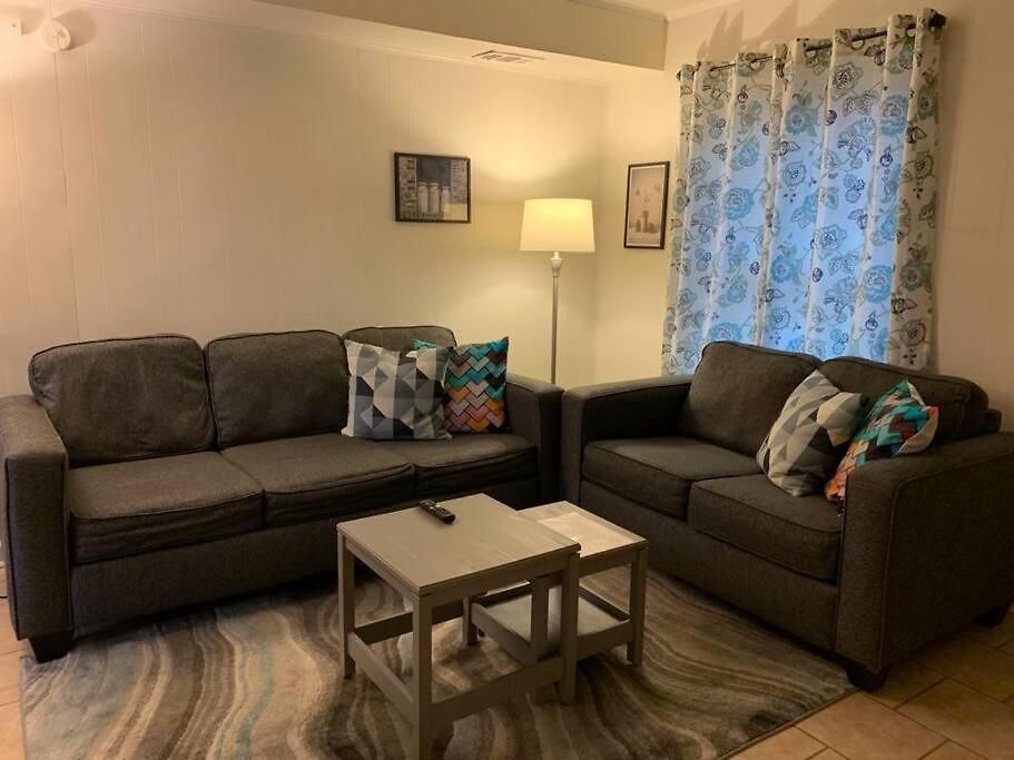 Apartment 6, Sleep 3, Walk To Attractions In Uptown *
