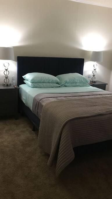 Apartment 6, Sleep 3, Walk To Attractions In Uptown