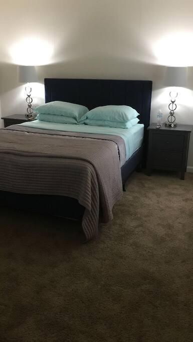 6, Sleep 3, Walk To Attractions In Uptown Apartment
