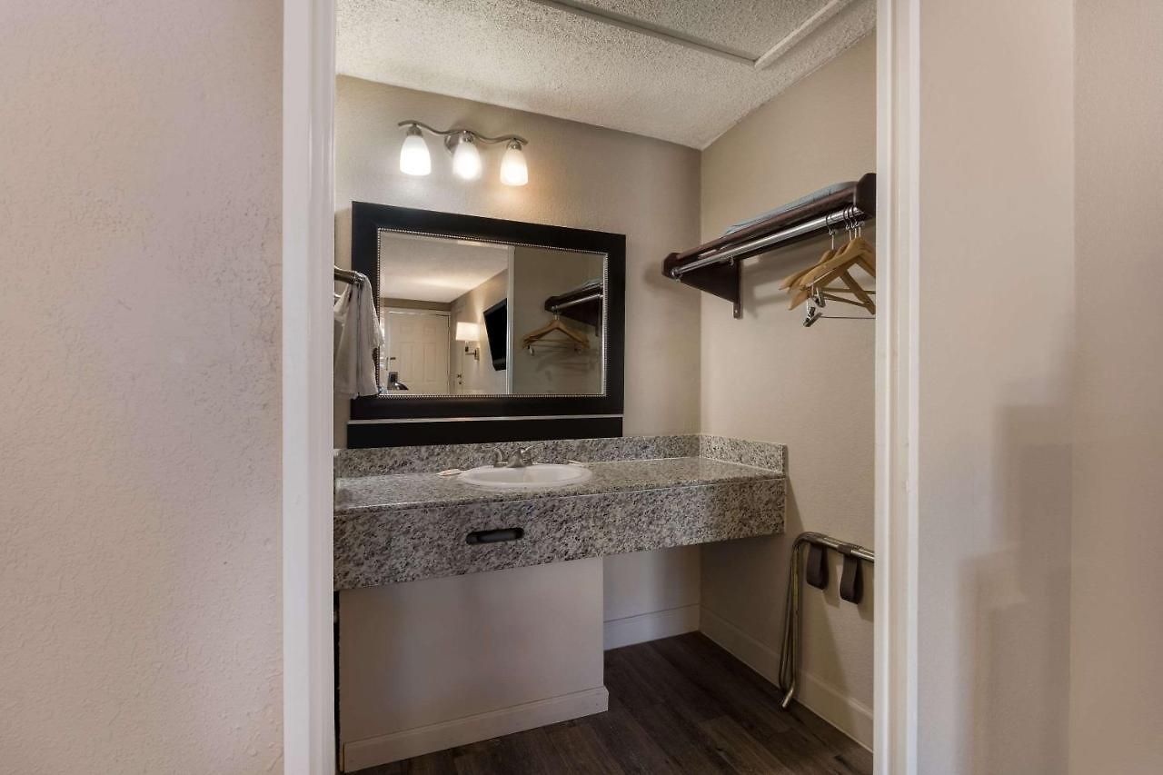 Rodeway Airport Area Inn Charlotte