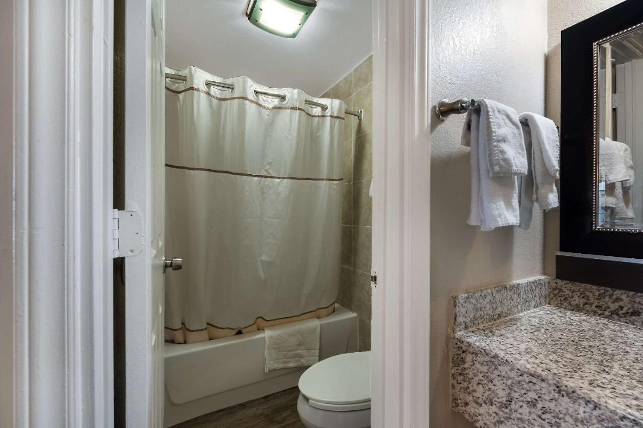 Rodeway Airport Area Inn 4*