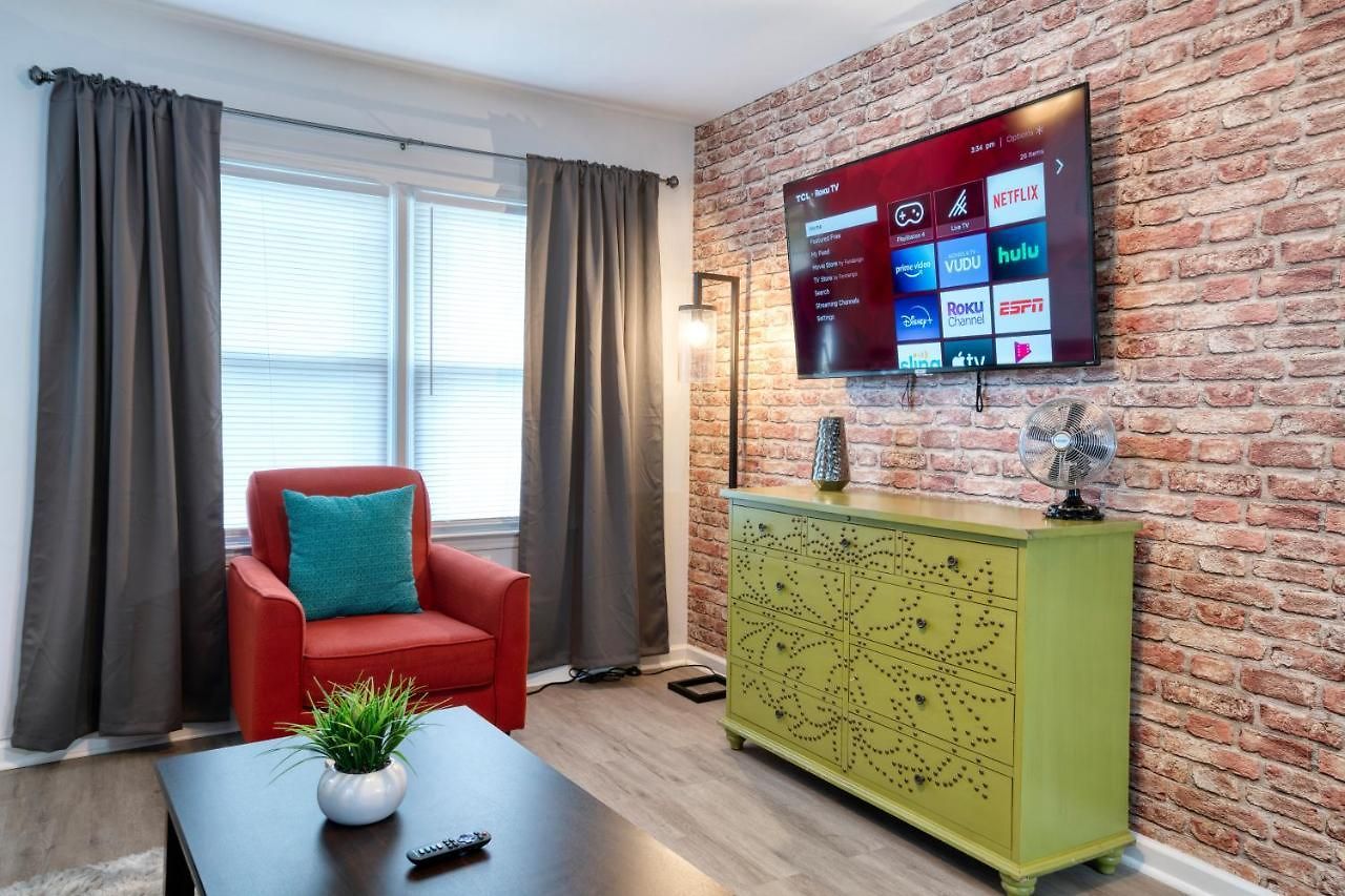 Apartment Trendy Escape ◉ California King Bed Awaits! Charlotte