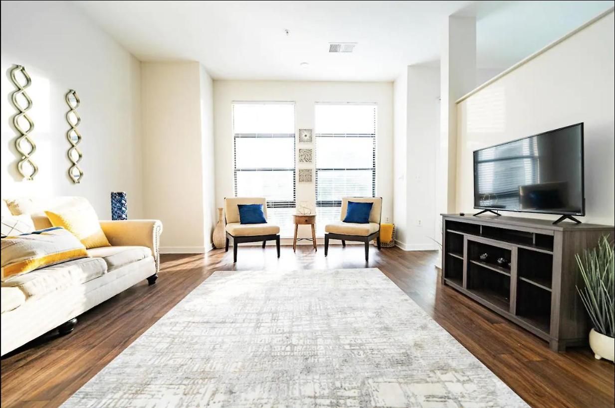 Luxury Uptown Wi-fi Gym Pool Shops Food! 228 * Charlotte