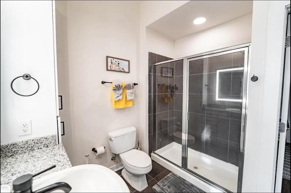 Apartment Luxury Uptown Wi-fi Gym Pool Shops Food! 228 *