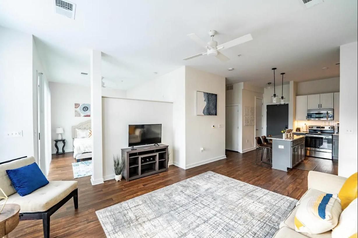 Luxury Uptown Wi-fi Gym Pool Shops Food! 228 * Charlotte
