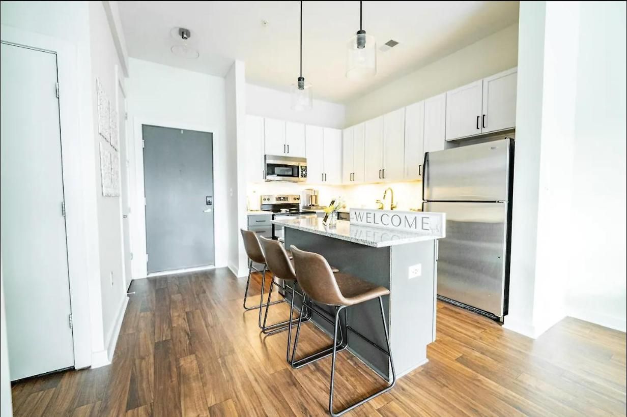 Luxury Uptown Wi-fi Gym Pool Shops Food! 228 *