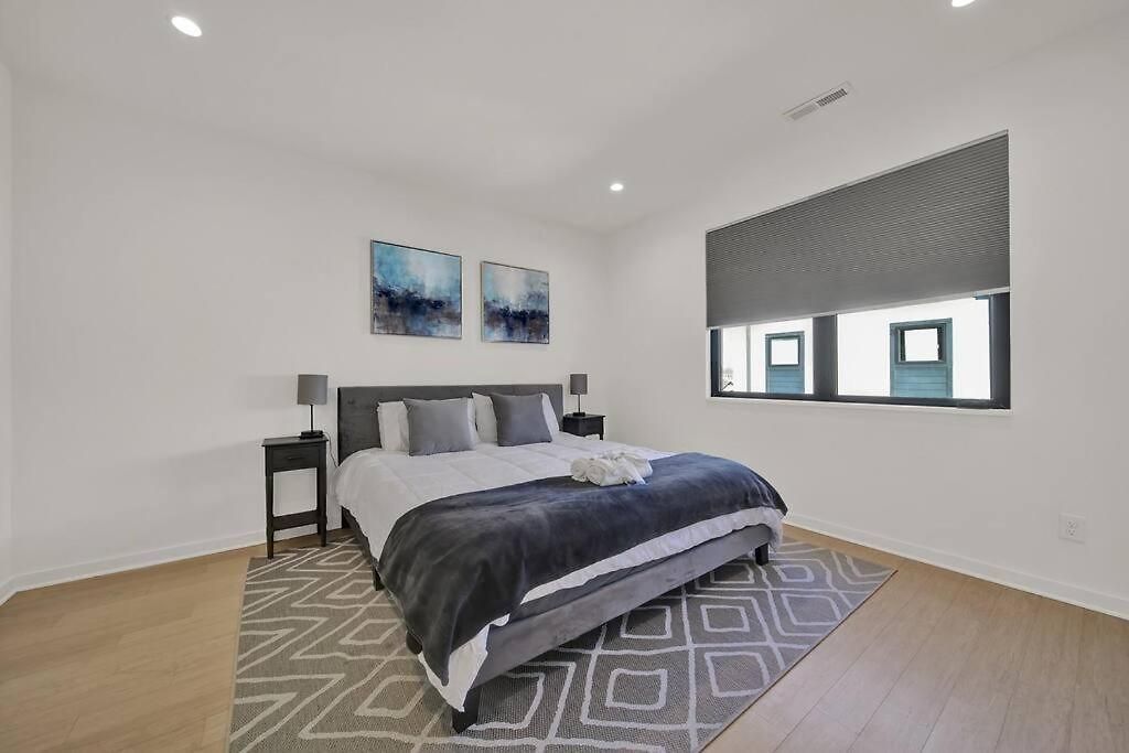 Amazing Location! Rooftop Patio, Pool & Game Room! Charlotte