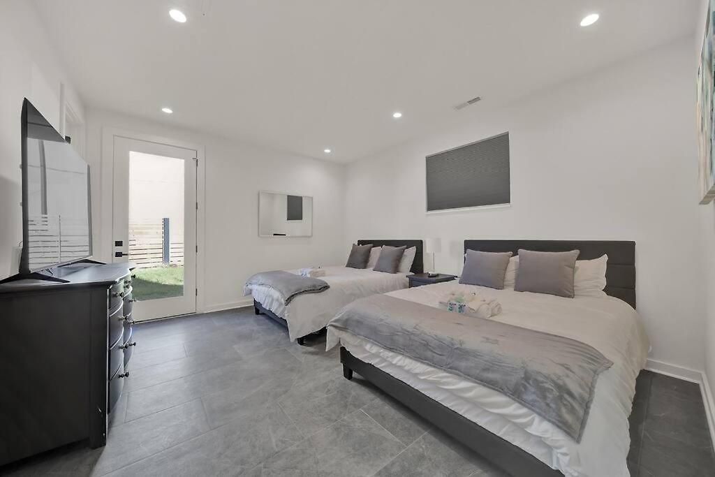 Amazing Location! Rooftop Patio, Pool & Game Room! Villa