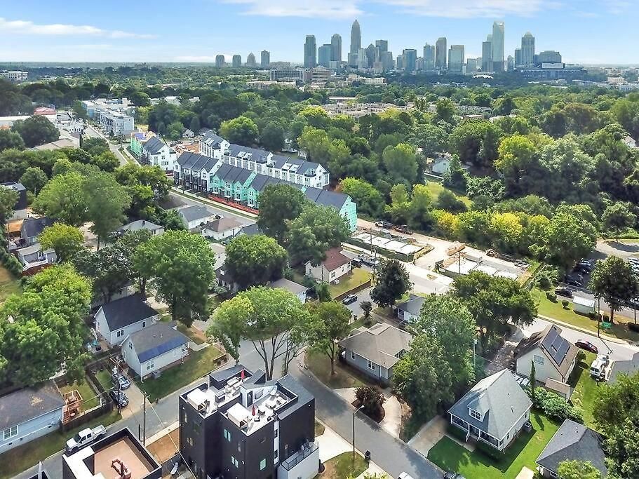 Amazing Location! Rooftop Patio, Pool & Game Room! Villa *