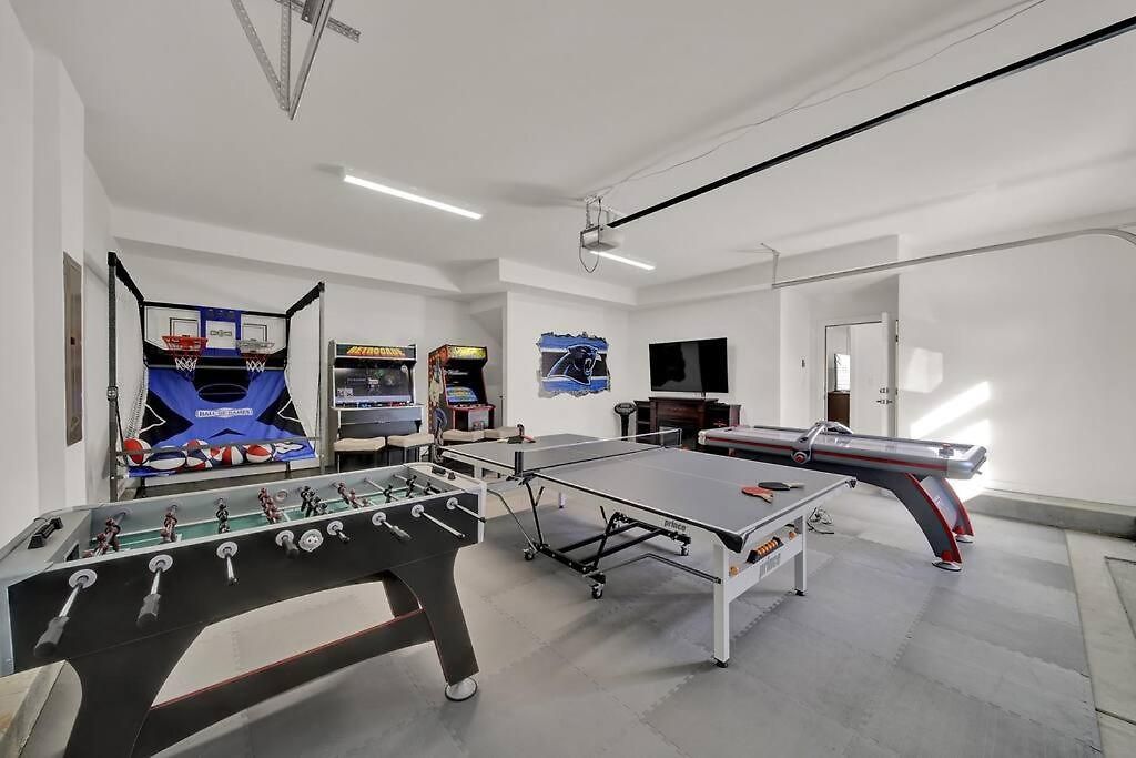 Villa Amazing Location! Rooftop Patio, Pool & Game Room! *
