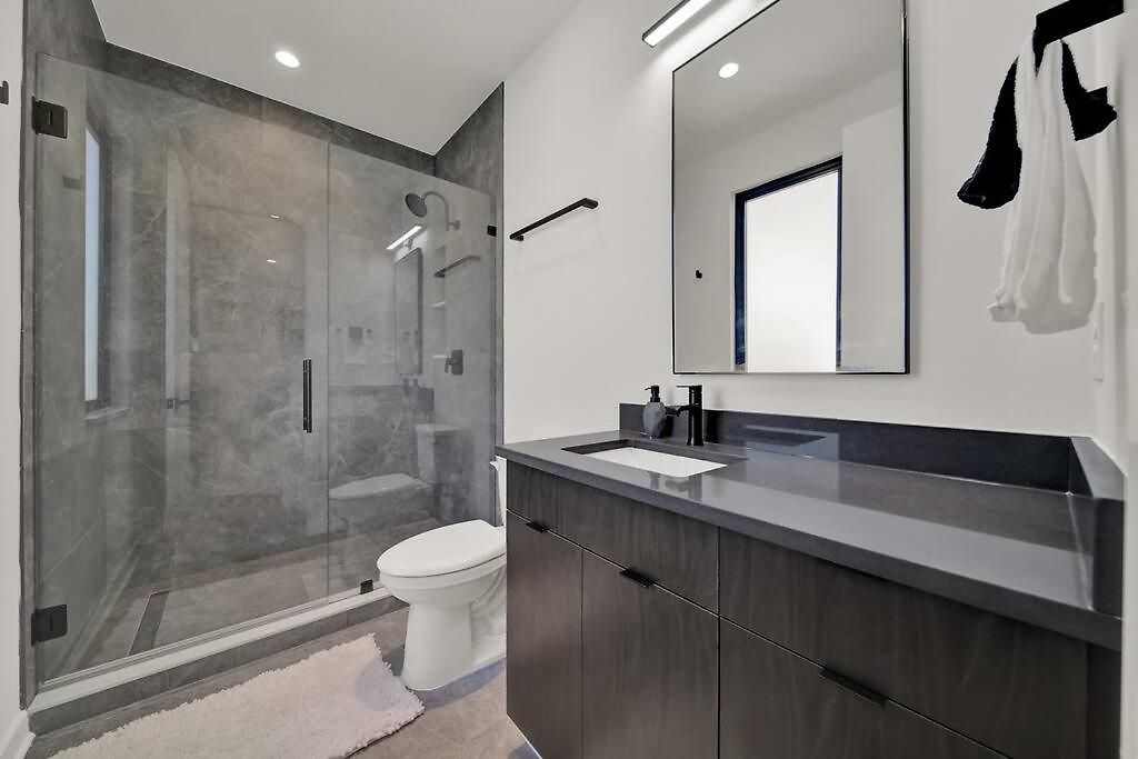Amazing Location! Rooftop Patio, Pool & Game Room! *