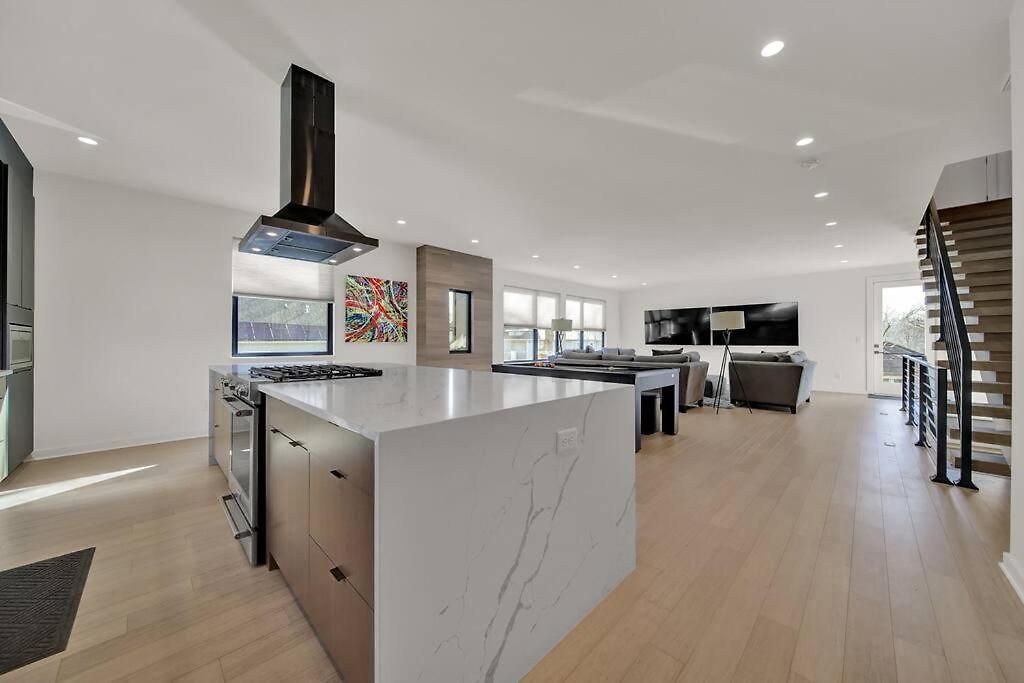 Amazing Location! Rooftop Patio, Pool & Game Room! Villa