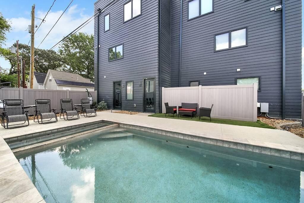 Villa Amazing Location! Rooftop Patio, Pool & Game Room! Charlotte