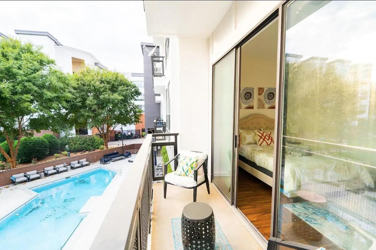 Apartment Luxury Uptown Wi-fi Gym Pool Shops Food! 228