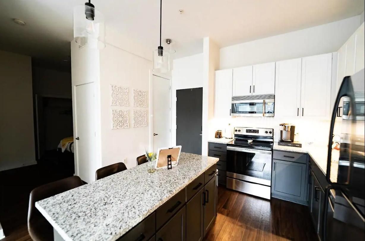 Luxury Uptown Wi-fi Gym Pool Shops Food! 228 Apartment